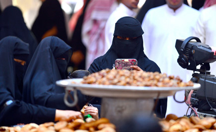 قرية القصيم في الجنادرية أهدت الزوار 100 ألف قرص كليجا و 3 أطنان تمر 