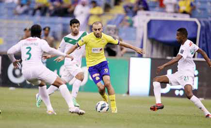 جماهير الأهلي تواصل انتقادها للاعبي فريقها بعد التعادل مع النصر والفريق يغادر إلى قطر! 