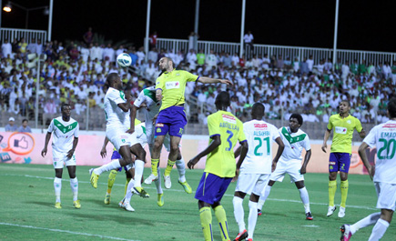 مدرب الأهلي يحذِّر لاعبيه من النصر.. والجماهير تواصل احتجاجها على التحكيم! 