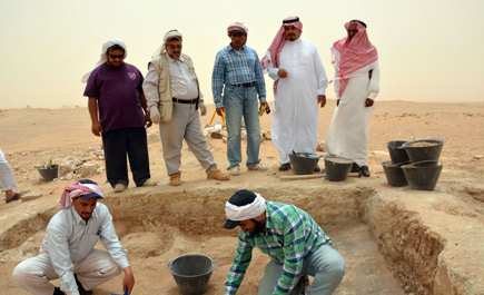 محافظ وادي الدواسر يقف على قرية الفاو 