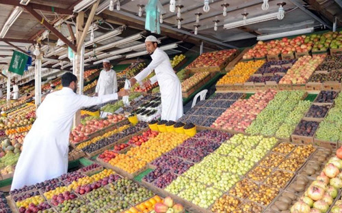 أسواق الطائف تقابل المصطافين بألوان من الفواكه الموسمية 