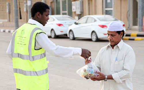 (400) وجبة إفطار صائم يقدمها تعاوني ضرماء للمسافرين 