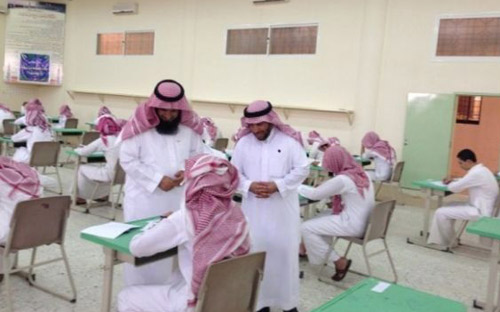 العسكر يتفقد سير الاختبارات بثانوية الأمير سلمان 