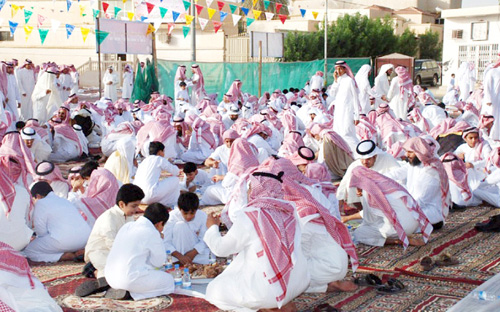 الطرفية الشرقية تحتفل بالعيد بجوار الجامع 