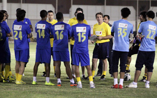 كارينيو يشيد بلاعبي النصر.. ويطالبهم باستمرار الانتصارات 