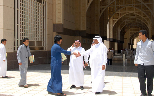 مدير جامعة أم القرى يتفقد عدداً من الكليات ويلتقي طلاب «التحضيرية» 