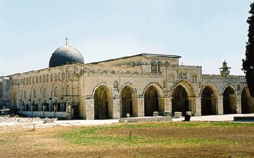 الفلسطينيون يتصدون للمحتلين اليهود ويكسرون حصار المسجد الأقصى 