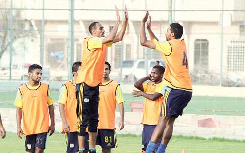 الجيل يجري مرانه الأخير في الأحساء ويغادر إلى جازان لملاقاة حطين 