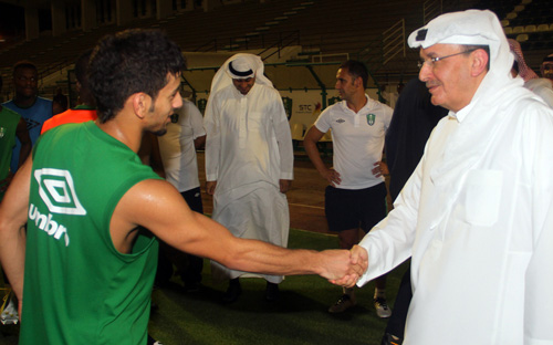 الأمير خالد بن عبد الله للاعبي الأهلي: الدوري يحتاج إلى جهد مضاعف ويجب طي صفحة الخسارة! 