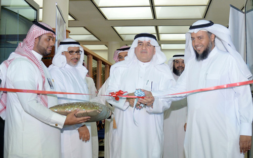 مدير جامعة الملك فيصل يتفقد ملتقى (بوح البنات) 