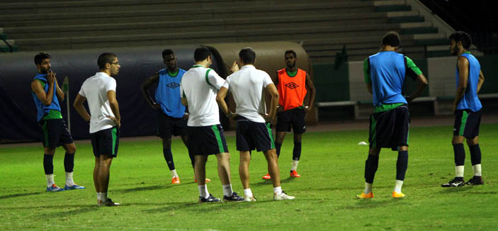 الطائي يجبر مدرب الأهلي على إبعاد نجومه عن لقاء الاتفاق..! 