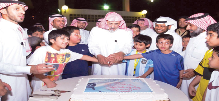 مدير جامعة الإمام يزور النادي الصيفي في المدينة الجامعية 