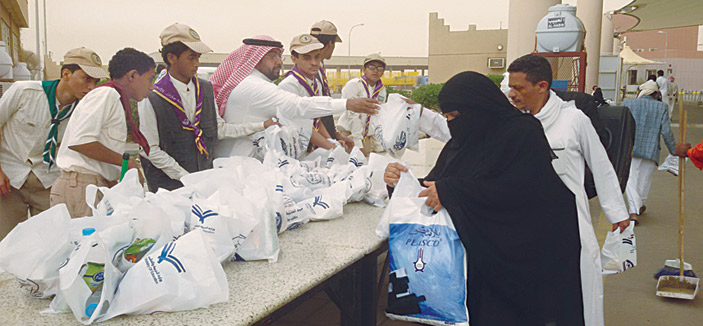 كشافة جازان توزع 500 وجبة إفطار 