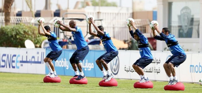 الهلال يتمرن على فترتين.. والإصابة تبعد نيفيز