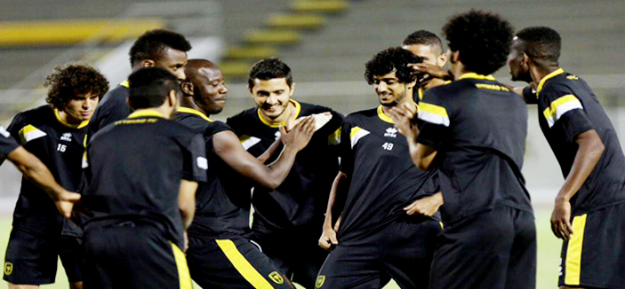 الاتحاد: 3 رواتب للاعبين تحفيزاً قبل لقاء الهلال