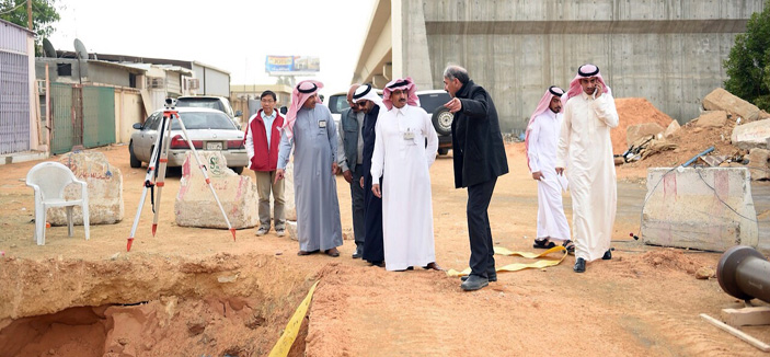 أمين منطقة الجوف يتفقد ميدانياً سير العمل بمشروع جسر الصناعية 