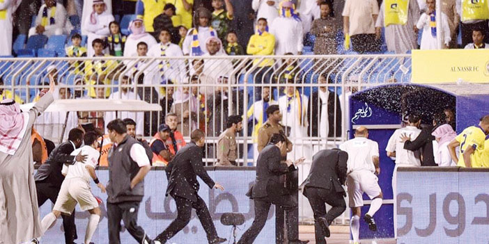  جماهير النصر تقذف الحكام بالقوارير والأمير فيصل بن تركي يطالبهم بالهدوء