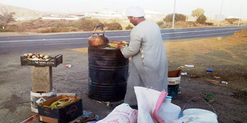  أحد الباعة الجائلين بطريق السودة