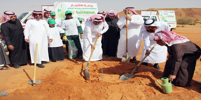  المسؤولون يقومون بغرش الشتلات إيذانا ببدء زراعة الشجرة