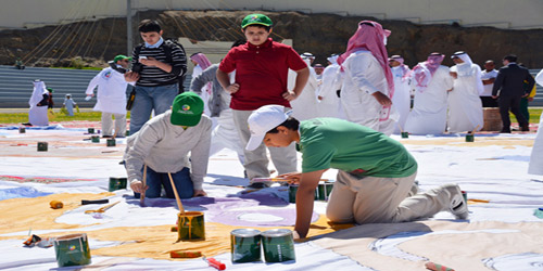 (دهانات الجزيرة) تشارك في رسم أكبر لوحة فنيّة بالعالم 