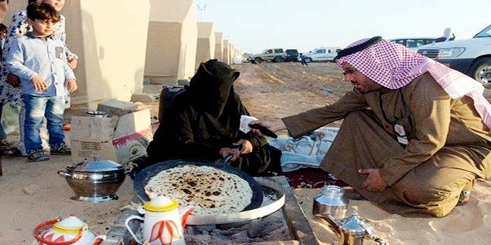  أم عبدالرحمن أثناء عمل المصلية على الجمر