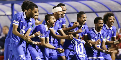  وهنا لاعبو الهلال يحتفلون بابنة الشلهوب