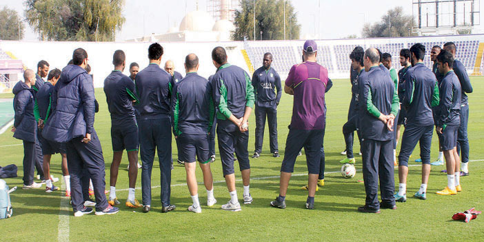 الأهلي ينفي الاستغناء عن أي من لاعبيه ويختتم تحضيراته لمواجهة الإيراني! 