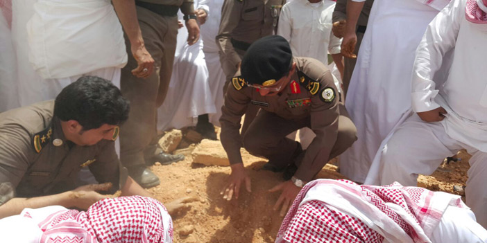 في العاصمة.. الجموع تؤدي الصلاة على الشهيد القرني 