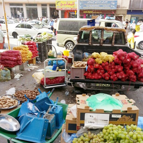  جانب من البطاطس والبصل والفواكه المصادرة