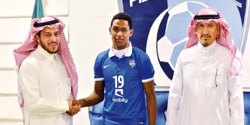  «العودة» يتوسط النمر والأحمد بقميص الهلال