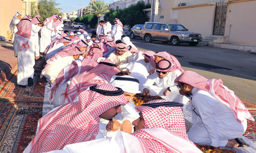 حائل تحافظ على تقاليد استقبال العيد بالموائد الجماعية 