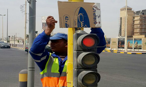  حتى الإشارات طالتها الملصقات