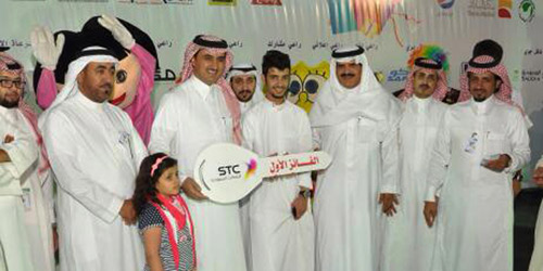  STC  تقدم أولى سيارات مهرجان أبها للتسوق 