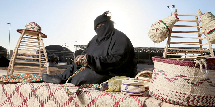 سوق عكاظ.. 16 معرضاً متخصصاً.. و200 حرفي وحرفية يعرضون منتجاتهم 