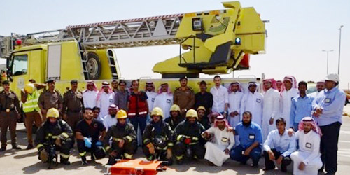  العقيد النصيري مع مجموعة من الأفراد