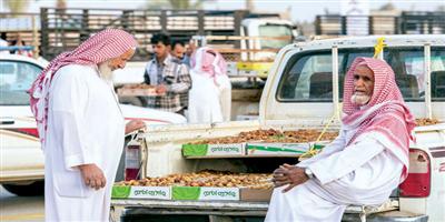 كبار السن يسوقون «تمورهم» بلا «دلالين»! 