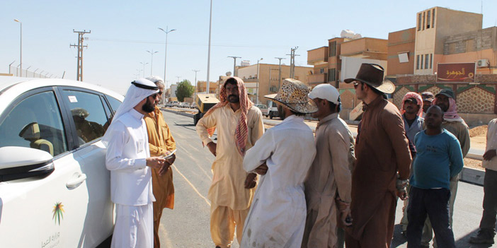  مفتشو العمل بالجوف خلال لقائهم ببعض العاملين