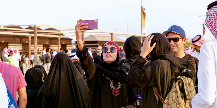  من زوار سوق عكاظ لحظة التصوير