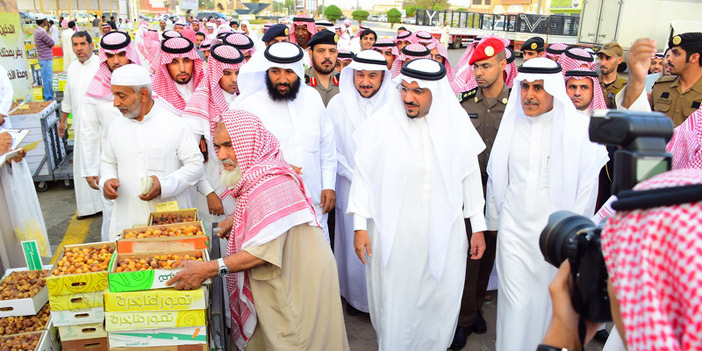  أمير القصيم خلال جولته على أرجاء المهرجان