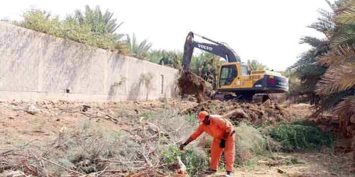  عمال البلدية خلال تنظيف مجاري السيول