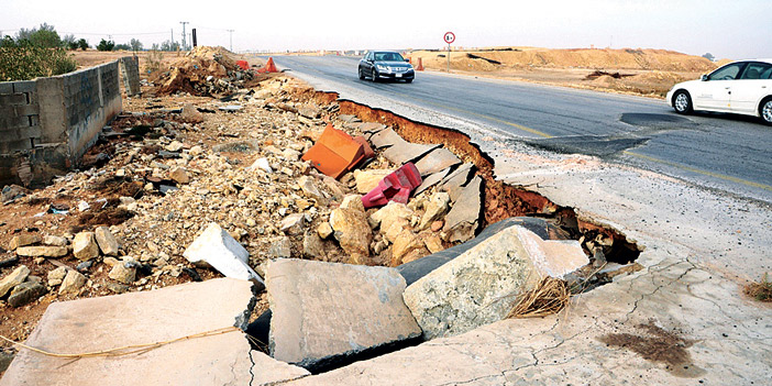  الكتف الأيمن لطريق خزام بنبان وتبدو آثار الانهيار