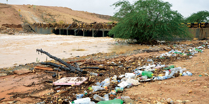  آثار المخلفات التي اظهرها المطر