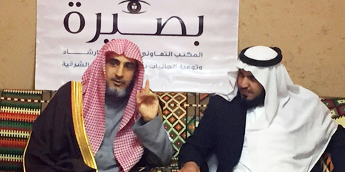  آل الشيخ خلال زيارته لمكتب بصيرة