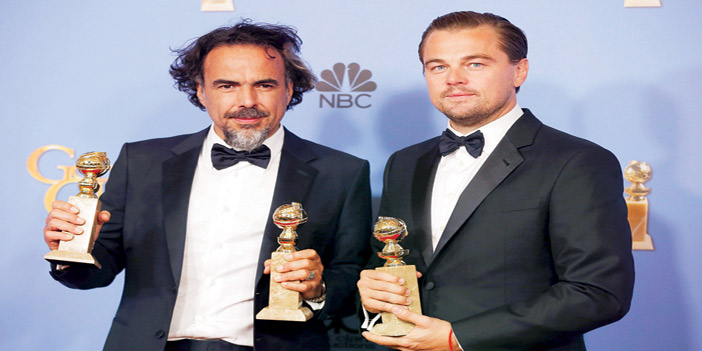  ليونارد دي كابريو «يمين» مع المخرج أليخاندرو إينارتو بعد فوز فيلمهما «The Revenant» بعدة جوائز