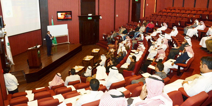  المدرب وجانب من المشاركين في الدورة