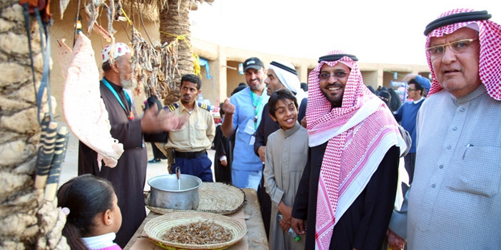  الخمعلي خلال تجواله في المهرجان