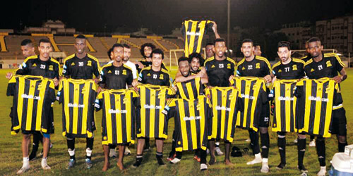  لاعبو الاتحاد وزعوا قمصانهم على الجماهير