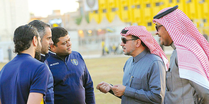  العُمري في حديث جانبي مع الجهاز الفني