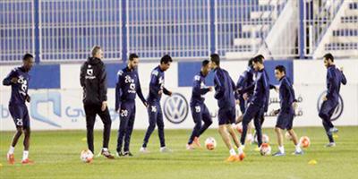 الهلال يستعيد البريك والدوسري ويطلب صافرة أجنبية للقاء الاتحاد 