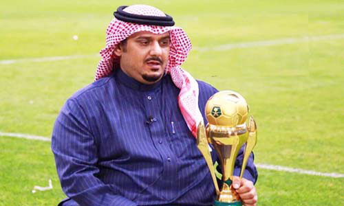  نواف بن سعد يحمل كأس ولي العهد